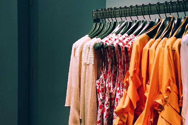 Lý Giải Vì Sao Màu Sắc Chủ Đạo Quan Trọng Trong Shop Thời Trang
